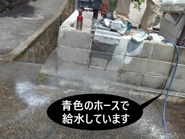 コア抜き機　水を流し作業を行います